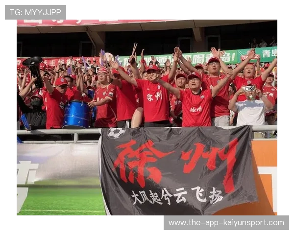 扔掉小马扎！跨省球迷夜奔 300 公里 “潜入” 苏超现场